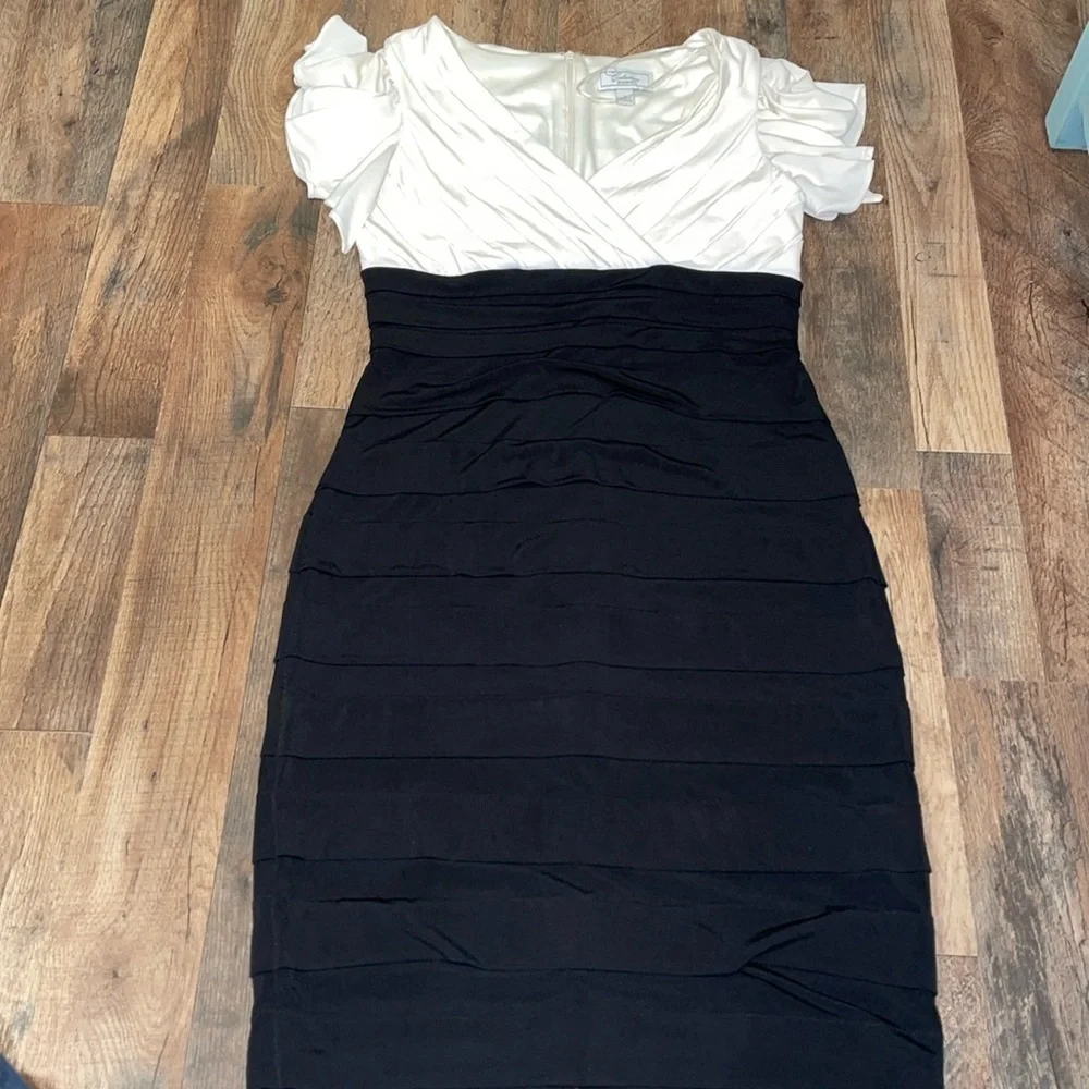 Dress Barn Vintage Black and White Short Sleeve Dress.  Size 6.